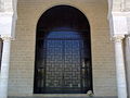 Porte centrale de la salle de prière de la Grande Mosquée ouvrant sur la cour intérieure.
