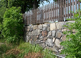 Stödmurar till terrassen uppfördes med sten från skansen.