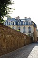 Vue de la rue Saint-Sauveur. La porte d'accès privative se démarque sur le mur.