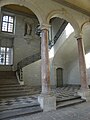 L'escalier d'honneur, vu depuis le niveau du pavement.