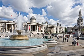 Trafalgar Square. La columna de Nelson, héroe británicu muertu na batalla de Trafalgar, convertir nun claru espaciu de memoria; pero dende los años 1960 y 1970, col movimientu hippie, l'espaciu convertir n'unu de los llugares emblemáticos de la subcultura xuvenil de tol mundu, simbolizando la diversión y l'espectáculu gratuitu que supón la mesma guarda de xentes de tol mundu qu'intercambien les sos formes d'espresión o a cencielles pasen y miren.