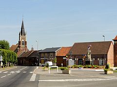 Église, bureau de poste et monument aux morts.