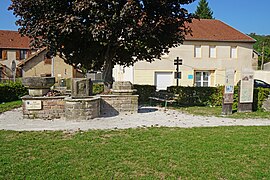 Vue d'ensemble du square Heinrich-Schickhardt avec panneaux explicatifs.