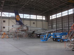 Reparacións dun Airbus A319 no interior dun hangar.
