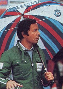 Photo d'un homme avec un parapluie bleu, blanc et rouge