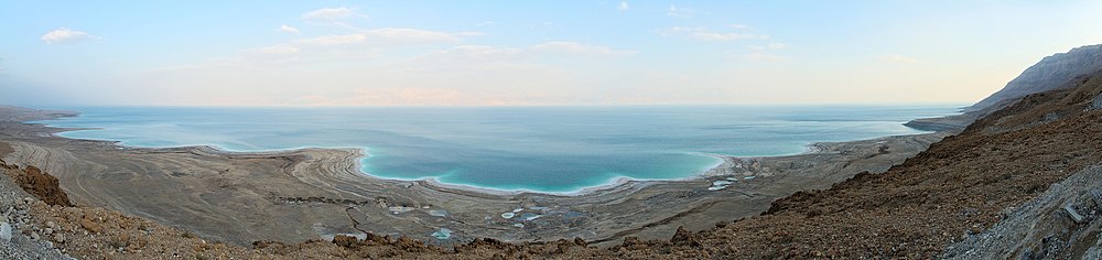 بانوراما للبحر الميت من الجانب الغربي. ويظهر على الشاطئ بشكل واضح أثر انخفاض منسوب المياه، والذي أصبح ينخفض مؤخرًا بمعدل متر سنويًا، بسبب تحويل إسرائيل معظم مياه نهر الأردن التي كانت تغذيه.