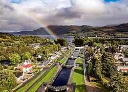 Zapornice na Kaledonskem kanalu v Fort Augustusu, Loch Ness v ozadju