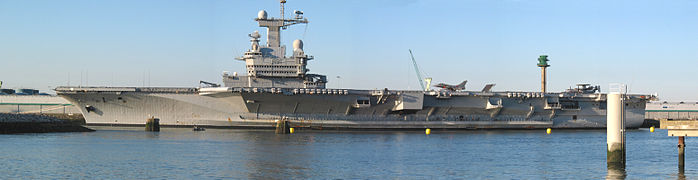 Panorama du porte-avions Charles de Gaulle, à quai au Havre.