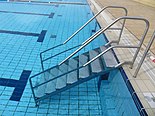 Treppe in ein Schwimmerbecken