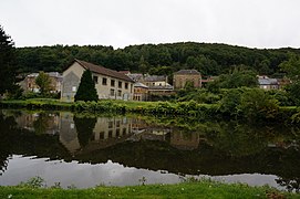 L'ancienne usine d'armes le long de la Goutelle, devenue un musée