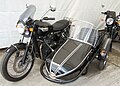 Triumph-Gespann mit Watsonian-GP Classic Beiwagen (links)