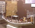 Modelo en miniatura de barca sagrada de tipo funerario con sarcófago