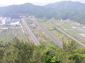 洞桥山巅拍洞桥山下的高速路和铁路_-_panoramio.jpg