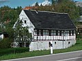 Wohnhaus mit angebautem Seitengebäude und zweites Wohnstallhaus (östlich) eines ehemaligen Fünfseithofes