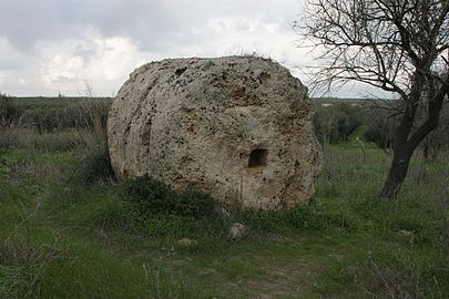 Uno dei rocchi di colonna con la cavità al centro