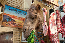 Affichage d'une tête (it) de dromadaire près de Bab Boujloud, à Fès, au Maroc.