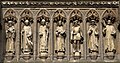 Estàtues al porxo de la catedral de Leicester: el tercer per l'esquerra és Grosseteste
