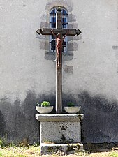 Crucifix au chevet de l'église.