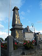 Monument aux morts dans le cimetière.