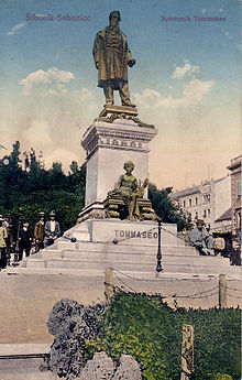 L’immagine ritrae la statua in bronzo che raffigura Tommaseo, in atto di pensare. Essa è posta su una base in pietra d’Istria.