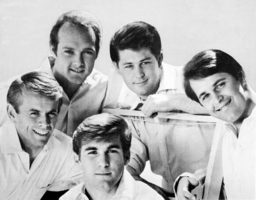 The Beach Boys v roce 1965, zleva: Al Jardine, Mike Love, Dennis Wilson (dole), Brian Wilson a Carl Wilson