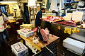 Pescador cortando peixe em Tsukiji