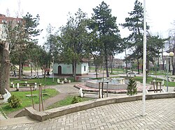 Vucitrn városi park és Karabash türbéje