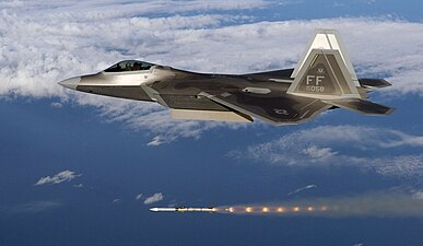 F-22 Raptor som avfyrar en AIM-120 AMRAAM jaktrobot med aktiv radarmålsökare.