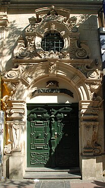 Portail néo-baroque.