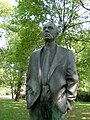 Bronseskulptur av Becher utført av Fritz Cremer, plassert i Bürgerpark Pankow i Berlin.