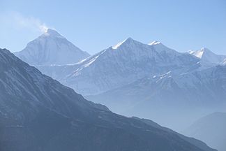 Dhaulagiri und Tukuche Peak (6920 m) sowie im Hintergrund Dhaulagiri II (7751 m) von Nordosten