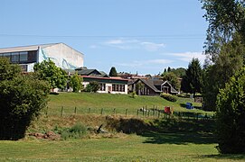 L'école maternelle et sa prairie-cour de récréation.