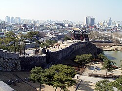 Thành Hwaseong và quang cảnh chung quanh tại Suwon.