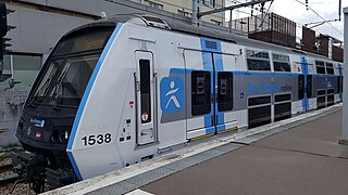 La première rame, revenue de l'usine CAF de Bagnères-de-Bigorre, avec sa nouvelle livrée Île-de-France Mobilités, vue en gare de Boissy-Saint-Léger.