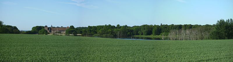 Aalholm set fra landevejen fra nord mod syd