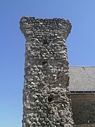 Vue d'une pile d'un aqueduc encore surmontée par l'amorce d'une arche.