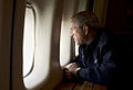 Tuometinis JAV prezidentas Džordžas Bušas stebi Uragano Katrina padarinius pro savo lėktuvo langą.