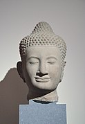 Buddha. Bayon (?) (Angkor Thom). Art post-Bayon, 2e moitié XIVe-XVe s. Grès. H. 51 cm. Musée Guimet[168]