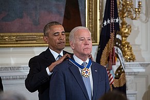 Silloinen varapresidentti Joe Biden vastaanottamassa mitalia tunnustuksen kera (with Distinction) presidentti Barack Obamalta.