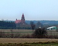 Ciepielów widziany z Dąbrowy, widoczny kościół Podwyższenia Krzyża