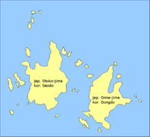 Konturo kaj situo de la rokoj unu al la aliaj. Ene de la du ĉefaj rokoj troviĝas la laŭlandaj nomoj de ili kaj koree (kor.) japane (jap.).