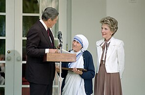 Ronald Reagan luovuttamassa Medal of Freedomia Äiti Teresalle vuonna 1985.
