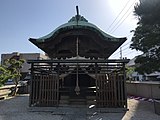 住吉神社。元々は浄土寺境内にあり、寛保元年（1741年）平山角左衛門が住吉浜を増築した際に移し港の守護神とした。角左衛門を祀る平山霊神社が合祀されている。この神社にある注連柱は国内最古のもの。例祭がおのみち住吉花火まつり、また尾道みなと祭の会場でもある[99][68][2][100][101]。