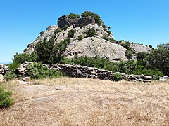 Vue vers le château depuis le "Coll del Buc", où s'est situé le "premier four solaire au monde"[1].