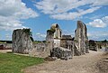 Les vestiges de l'ancienne église Saint-Symphorien au cimetière.