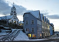 Centrum van Tórshavn, met de kathedraal en Bryggjubakki-straat (links) en Undir Bryggjubakka-straat (rechts).