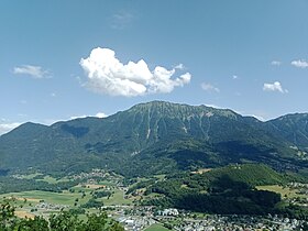 La dent de Cons vue depuis le roc de Viuz au-dessus de Faverges au nord-ouest.