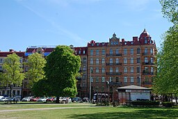 Fastigheten Engelbrektsgatan 49/Södra vägen 2 uppfördes vid sekelskiftet 1900. I förgrunden syns Lasse på Hedens korvkiosk.