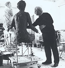 Hans Ortner bei der Arbeit an seinen Skulpturen