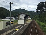 ホーム（2019年8月、駅舎側の線路跡にはプレハブ小屋が建つ）